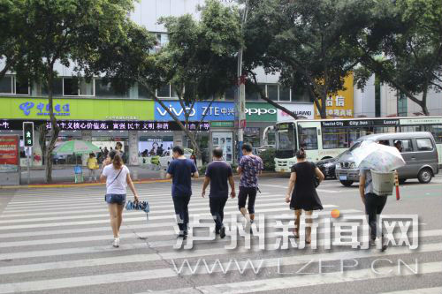 絕大多數(shù)市民都做到了自覺禮讓斑馬線，不橫穿馬路，不翻越欄桿，做到車讓人、人讓車